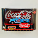 1999 Matchbox Collectibles 1:43 Coca Cola Collection Coke 1956 Chevy 3100 Pickup celeste con blanco Llantas de Goma - Detalle Caja - Escala 1:43