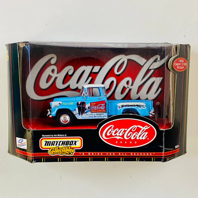 1999 Matchbox Collectibles 1:43 Coca Cola Collection Coke 1956 Chevy 3100 Pickup celeste con blanco Llantas de Goma - Detalle Caja - Escala 1:43