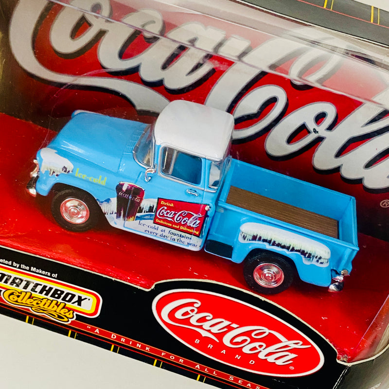 1999 Matchbox Collectibles 1:43 Coca Cola Collection Coke 1956 Chevy 3100 Pickup celeste con blanco Llantas de Goma - Detalle Caja - Escala 1:43