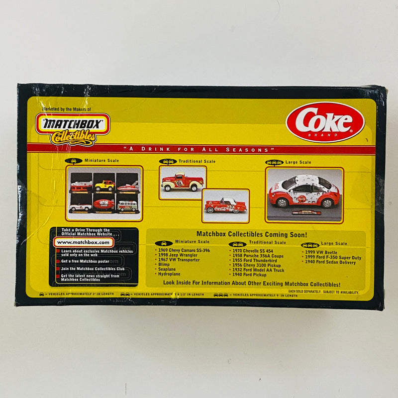 1999 Matchbox Collectibles 1:43 Coca Cola Collection Coke 1956 Chevy 3100 Pickup celeste con blanco Llantas de Goma - Detalle Caja - Escala 1:43