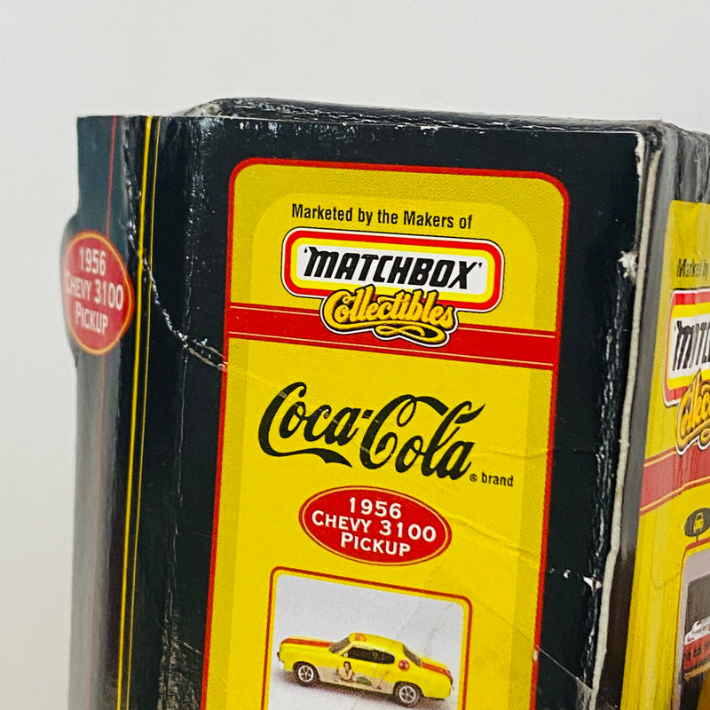 1999 Matchbox Collectibles 1:43 Coca Cola Collection Coke 1956 Chevy 3100 Pickup celeste con blanco Llantas de Goma - Detalle Caja - Escala 1:43