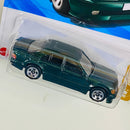 2025 Hot Wheels HW 70s vs 90s Mercedes Benz 500 E verde metálico 5SP
