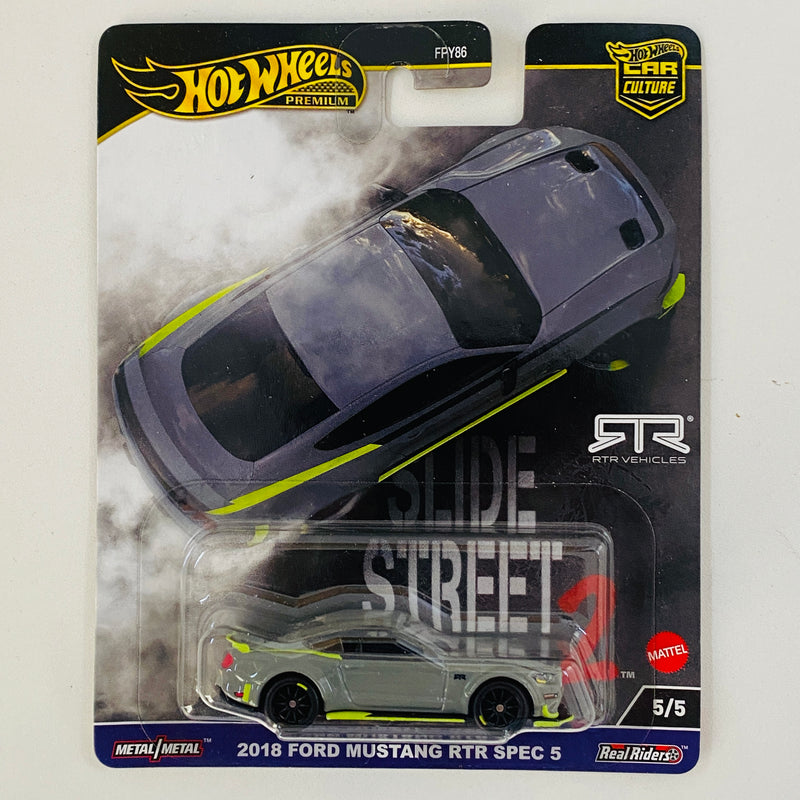 2024 Hot Wheels Premium Car Culture Slide Street 2 2018 Ford Mustang RTR Spec 5 gris Llantas de Goma RR