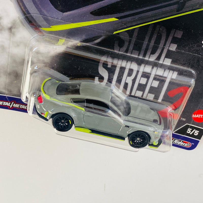 2024 Hot Wheels Premium Car Culture Slide Street 2 2018 Ford Mustang RTR Spec 5 gris Llantas de Goma RR