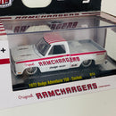 2024 M2 Machines Ramchargers Limited Edition 1/9,200 1972 Dodge Adventurer 150 Custom R74 blanco Llantas de Goma
