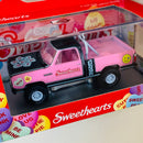 2025 M2 Machines Walmart Exclusive Sweethearts Limited Edition 1/9,250 1979 Dodge 150 Macho Power Wagon WMTS22 rosado Llantas de Goma