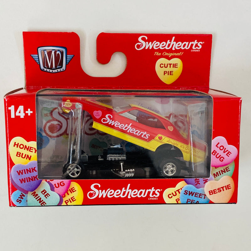 2024 M2 Machines Walmart Exclusive Sweethearts Limited Edition 1/9,250 1971 Dodge Challenger Funny Car WMS19 rojo con amarillo Llantas de Goma