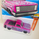 2026 Hot Wheels Truckin Along 83 Chevy Silverado rosado PR5