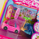 2024 Mattel Mini Barbie Land Barbie Convertible, Figura de Muñeca y Accesorios de Playa Color Change