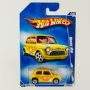 2009 Hot Wheels Heat Fleet Morris Mini Cooper amarillo con flamas 5SP base ZAMAC