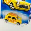 2009 Hot Wheels Heat Fleet Morris Mini Cooper amarillo con flamas 5SP base ZAMAC