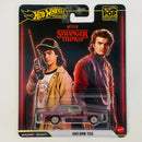 2026 Hot Wheels Premium Pop Culture Stranger Things 1983 BMW 733i granate Llantas de Goma RR Primera Edición