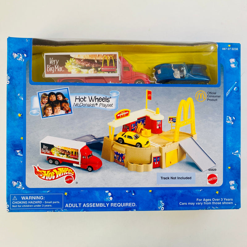 1997 Hot Wheels McDonalds Playset Sto & Go Restaurant Drive Thru incluye Camión Hauler Truck Very Big Mac y 58 Corvette Coupe Chevrolet