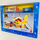 1997 Hot Wheels McDonalds Playset Sto & Go Restaurant Drive Thru incluye Camión Hauler Truck Very Big Mac y 58 Corvette Coupe Chevrolet