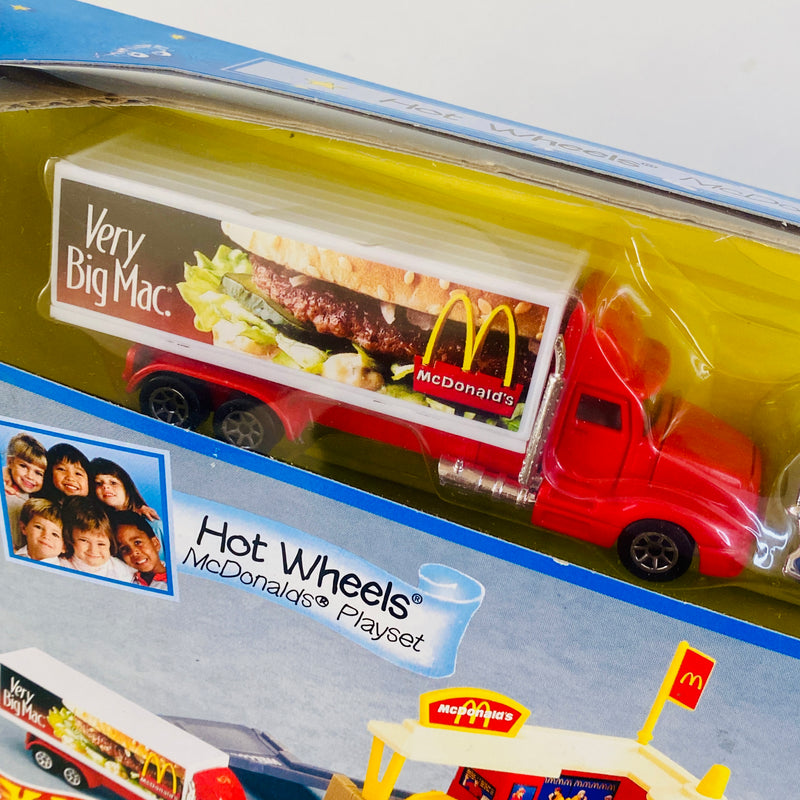 1997 Hot Wheels McDonalds Playset Sto & Go Restaurant Drive Thru incluye Camión Hauler Truck Very Big Mac y 58 Corvette Coupe Chevrolet