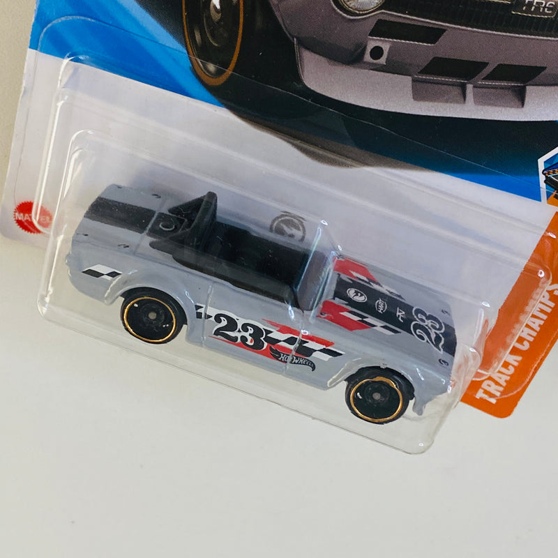 2025 Hot Wheels Treasure Hunt HW Track Champs Triumph TR6 gris DD8
