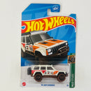 2023 Hot Wheels Treasure Hunt Mud Studs 95 Jeep Cherokee blanco BLOR