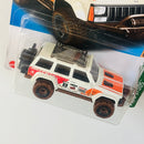 2023 Hot Wheels Treasure Hunt Mud Studs 95 Jeep Cherokee blanco BLOR