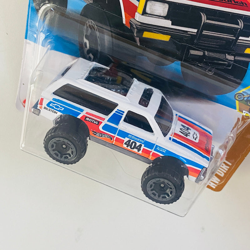 2025 Hot Wheels HW Dirt Chevy Blazer 4x4 blanco BLOR