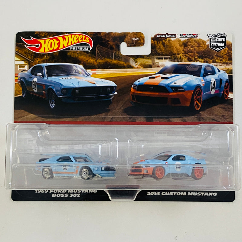 2023 Hot Wheels Premium Car Culture GULF Ford Mustang 2 Pack Set de 2 - 1969 Ford Mustang Boss 302 y 2014 Custom Mustang con Llantas de Goma RR