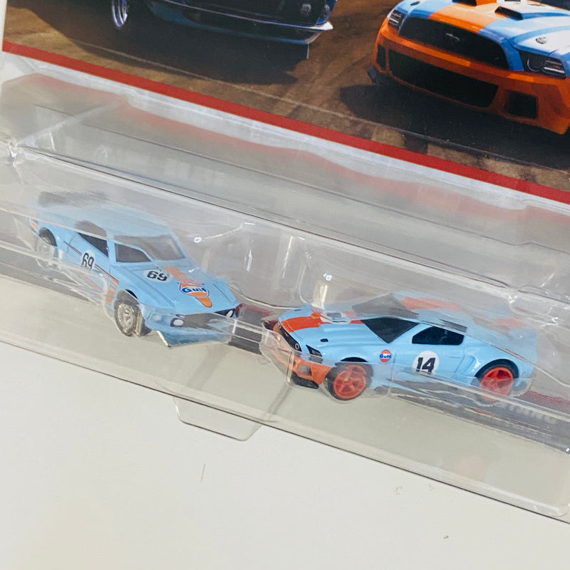 2023 Hot Wheels Premium Car Culture GULF Ford Mustang 2 Pack Set de 2 - 1969 Ford Mustang Boss 302 y 2014 Custom Mustang con Llantas de Goma RR