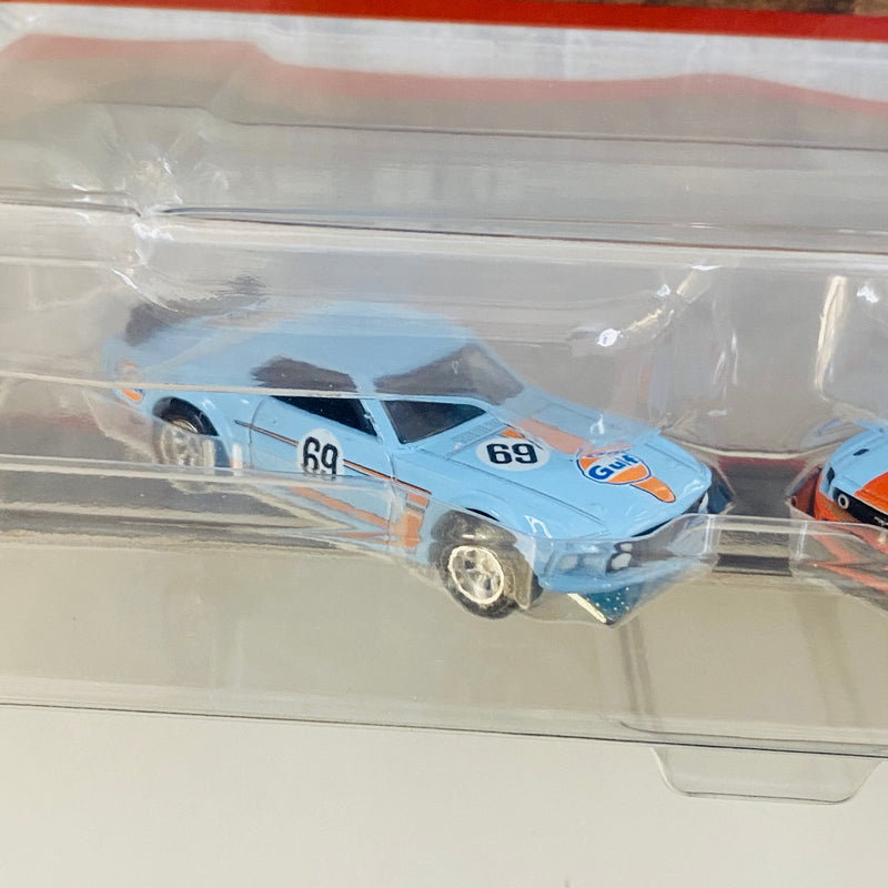 2023 Hot Wheels Premium Car Culture GULF Ford Mustang 2 Pack Set de 2 - 1969 Ford Mustang Boss 302 y 2014 Custom Mustang con Llantas de Goma RR