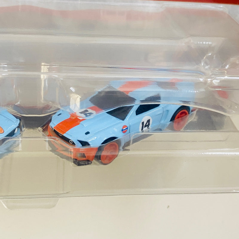 2023 Hot Wheels Premium Car Culture GULF Ford Mustang 2 Pack Set de 2 - 1969 Ford Mustang Boss 302 y 2014 Custom Mustang con Llantas de Goma RR