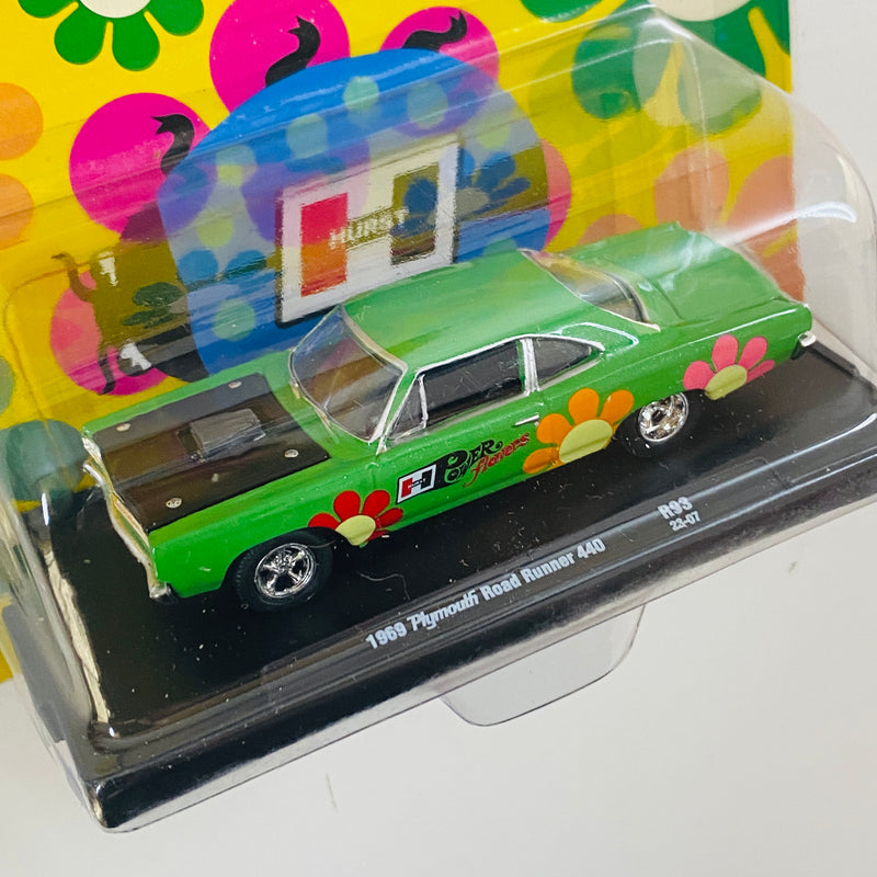 2023 M2 Machines Auto-Drivers Limited Edition 1/9,600 Hurst Power Flowers 1969 Plymouth Road Runner 440 R93 verde con flores Llantas de Goma