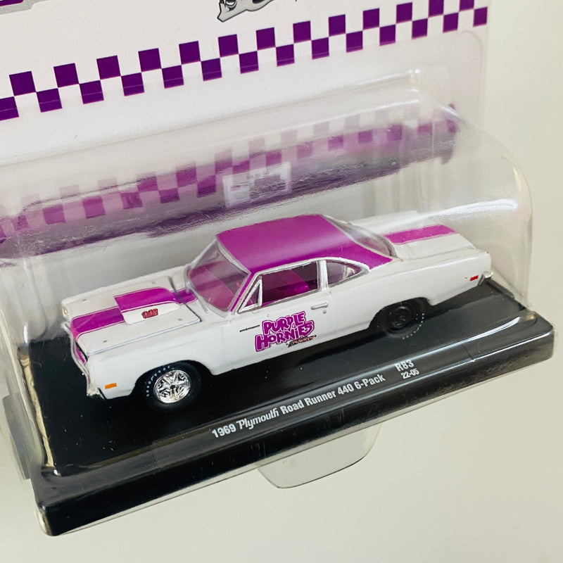 2022 M2 Machines Auto-Drivers Limited Edition 1/9.600 Purple Hornies 1969 Plymouth Road Runner 440 6 Pack R83 blanco con morado Llantas de Goma