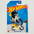 2023 Hot Wheels Dollar General Exclusive Honda Super Cub Custom blanco con amarillo MCCR Primera Edición