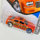 2013 Hot Wheels HW City Chrysler 300C Hemi naranja Bling base ZAMAC