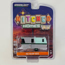2021 Greenlight Limited Edition Hitched Homes Series 12 1962 Holiday House Camper Casa Rodante plata Llantas de Goma