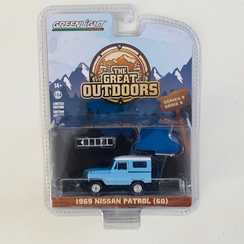 2023 Greenlight Limited Edition The Great Outdoors Series 3 1969 Nissan Patrol 60 celeste Llantas de Goms con Accesorios de Camping