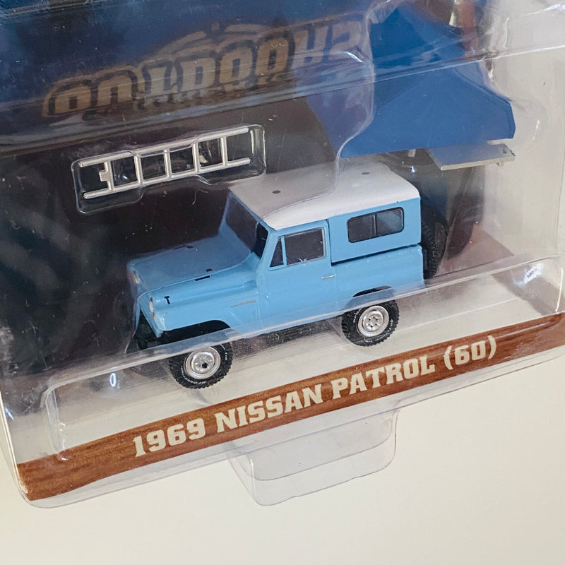 2023 Greenlight Limited Edition The Great Outdoors Series 3 1969 Nissan Patrol 60 celeste Llantas de Goms con Accesorios de Camping