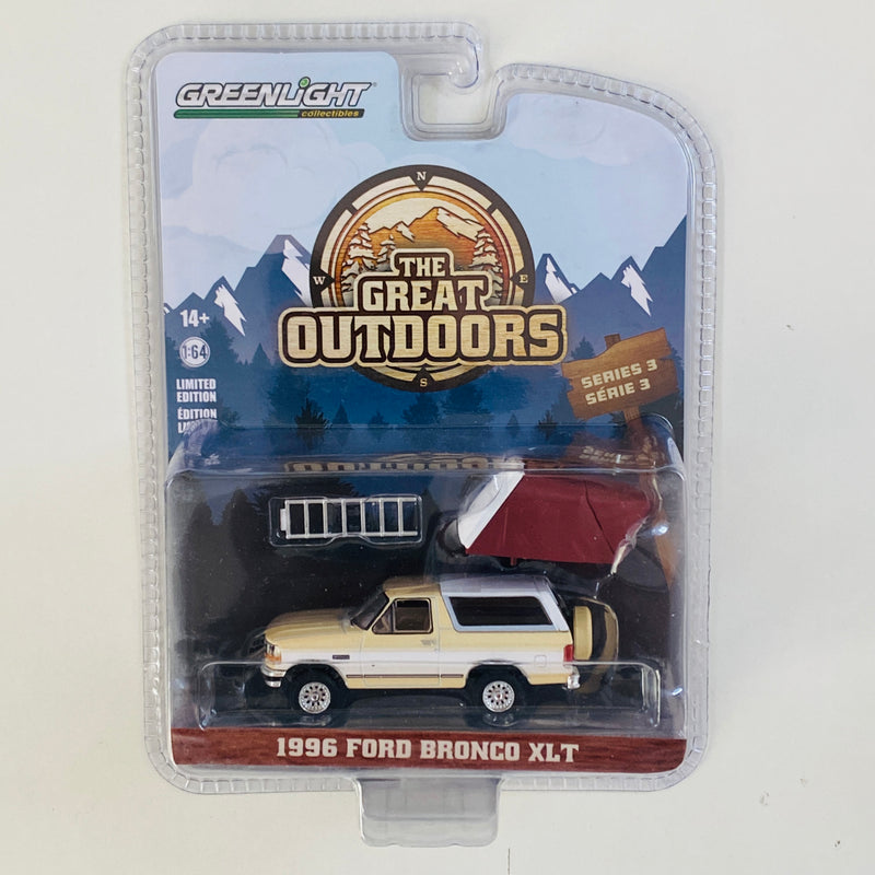 2023 Greenlight Limited Edition The Great Outdoors Series 3 1996 Ford Bronco XLT beige Llantas de Goma con Accesorios de Camping