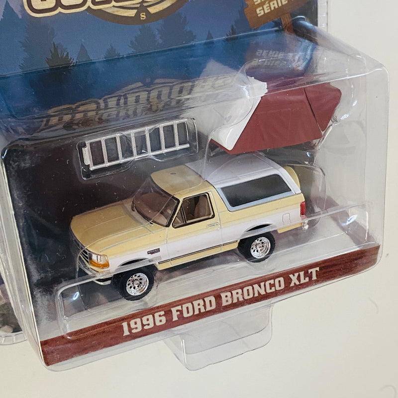 2023 Greenlight Limited Edition The Great Outdoors Series 3 1996 Ford Bronco XLT beige Llantas de Goma con Accesorios de Camping