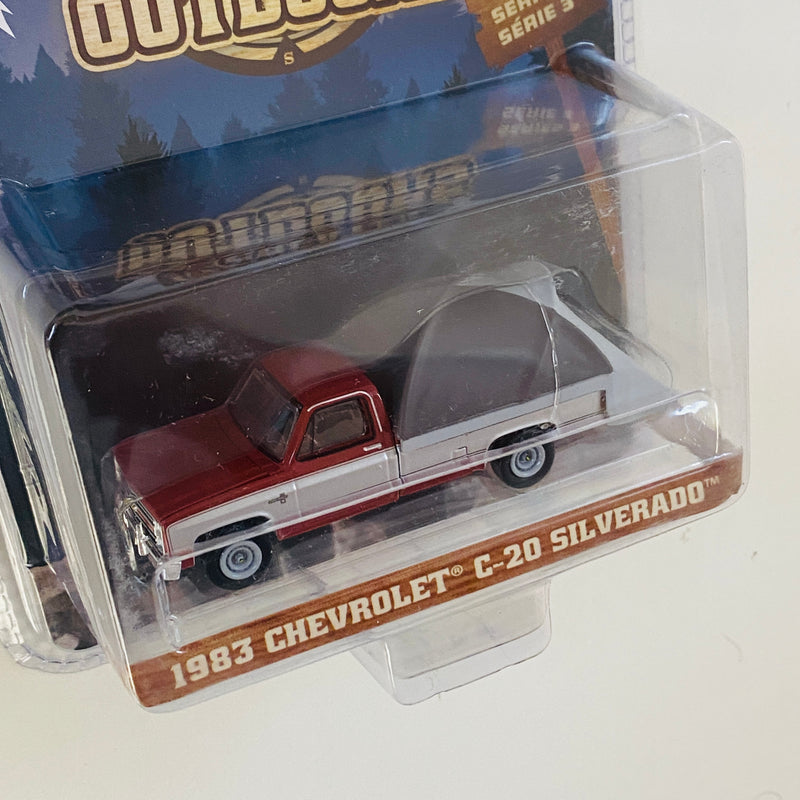 2023 Greenlight Limited Edition The Great Outdoors Series 3 1983 Chevrolet C-20 Silverado granate Llantas de Goma con Accesorios de Camping