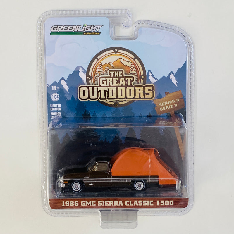 2023 Greenlight Limited Edition The Great Outdoors Series 3 1986 GMC Sierra Classic 1500 marrón Llantas de Goma con Accesorios de Camping