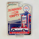2017 Greenlight Running on Empty Chevron Gasolines 1965 Dodge D-100 Long Bed with Tool Box blanco con rojo Llantas de Goma