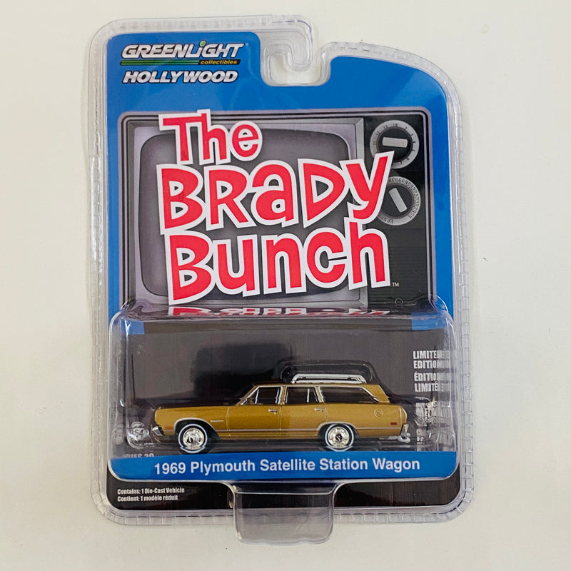 2020 Greenlight Hollywood Limited Edition The Brady Bunch La Tribu Brady 1969 Plymouth Satellite Station Wagon dorado Llantas de Goma