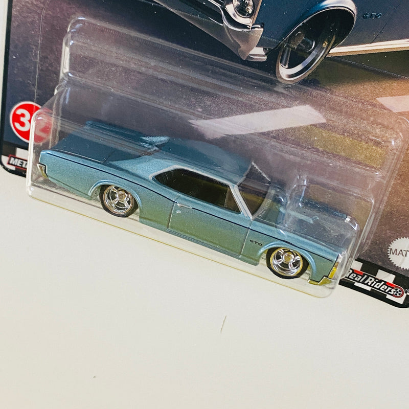 2021 Hot Wheels Premium Boulevard 66 Pontiac GTO celeste metálico Llantas de Goma RR base ZAMAC