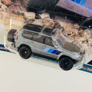 2023 Hot Wheels Premium Car Culture HW Off Road 2005 Toyota Land Cruiser Prado gris metálico Llantas de Goma RR Primera Edición