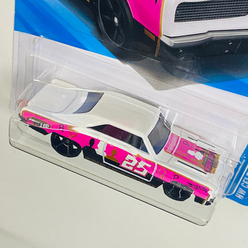 2025 Hot Wheels International Women's Day Día Internacional de la Mujer HW Celebration Racers 74 Brazilian Dodge Charger blanco con rosado OH5