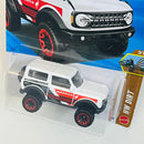 2026 Hot Wheels HW Dirt 21 Ford Bronco blanco BLOR