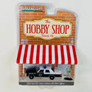 2022 Greenlight Limited Edition The Hobby Shop Series 14 1990 Ford LTD Crown Victoria with Police Officer negro con blanco Llantas de Goma con Figura Diorama