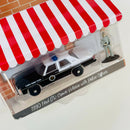 2022 Greenlight Limited Edition The Hobby Shop Series 14 1990 Ford LTD Crown Victoria with Police Officer negro con blanco Llantas de Goma con Figura Diorama