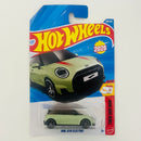 2026 Hot Wheels Then and Now Mini JCW Electric verde J5 Primera Edición