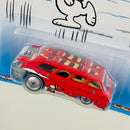 2016 Hot Wheels Premium Pop Culture Peanuts Snoopy Custom Chevy Greenbrier Sport Wagon rojo Llantas de Goma RR base ZAMAC
