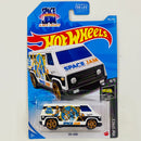 2021 Hot Wheels HW Space Jam Looney Tunes 70s Van blanco PR5