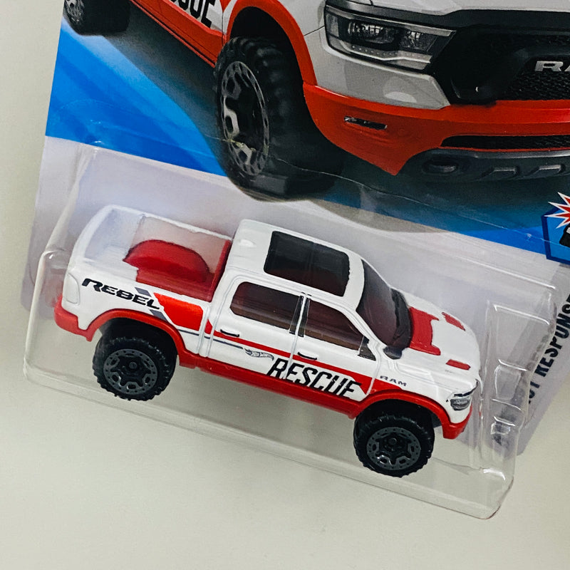 2025 Hot Wheels HW First Response 2020 Ram 1500 Rebel Dodge blanco BLOR